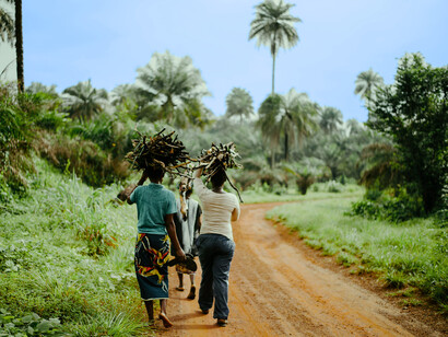 Derrière chaque coup d’État et chaque transition militaire, il y a des millions de vies ordinaires qui avancent, portant le poids silencieux des fragilités institutionnelles