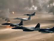 Des avions de l'US Air Force appartenant à la 4e escadre de chasse (F-16, F-15C et F-15E) survolent les incendies de puits de pétrole koweïtiens, allumés par l'armée irakienne en retraite lors de l'opération Tempête du désert en 1991