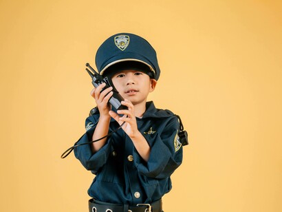 Niño jugando a ser policía. La infancia es la poseedora de la fantasía sobre cómo sería la adultez