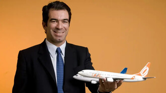 Constantino de Oliveira Júnior segura uma miniatura de uma aeronave da Gol, companhia que ajudou a transformar o mercado aéreo brasileiro. À frente da empresa, participou da introdução de um modelo baseado em custos mais baixos e tarifas mais acessíveis, contribuindo para ampliar o acesso ao transporte aéreo no país