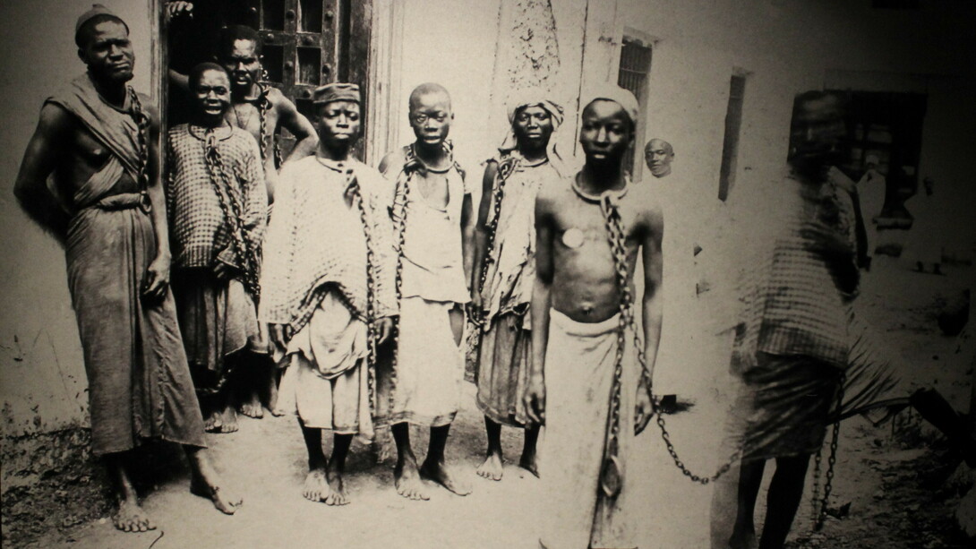 Mercado de escravos em Zanzibar, na Tanzânia, onde funcionou um dos últimos mercados árabes de escravos, até ser fechado pelos britânicos em 1873. Muito antes da chegada dos europeus ao continente africano, a escravidão já era uma instituição consolidada em várias regiões. Povos africanos guerreavam entre si, e o costume de transformar prisioneiros de guerra em servos ou escravos era amplamente aceito. Tais práticas não eram vistas necessariamente como imorais; elas faziam parte da lógica interna de sociedades tribais em que a vitória conferia direitos sobre os vencidos