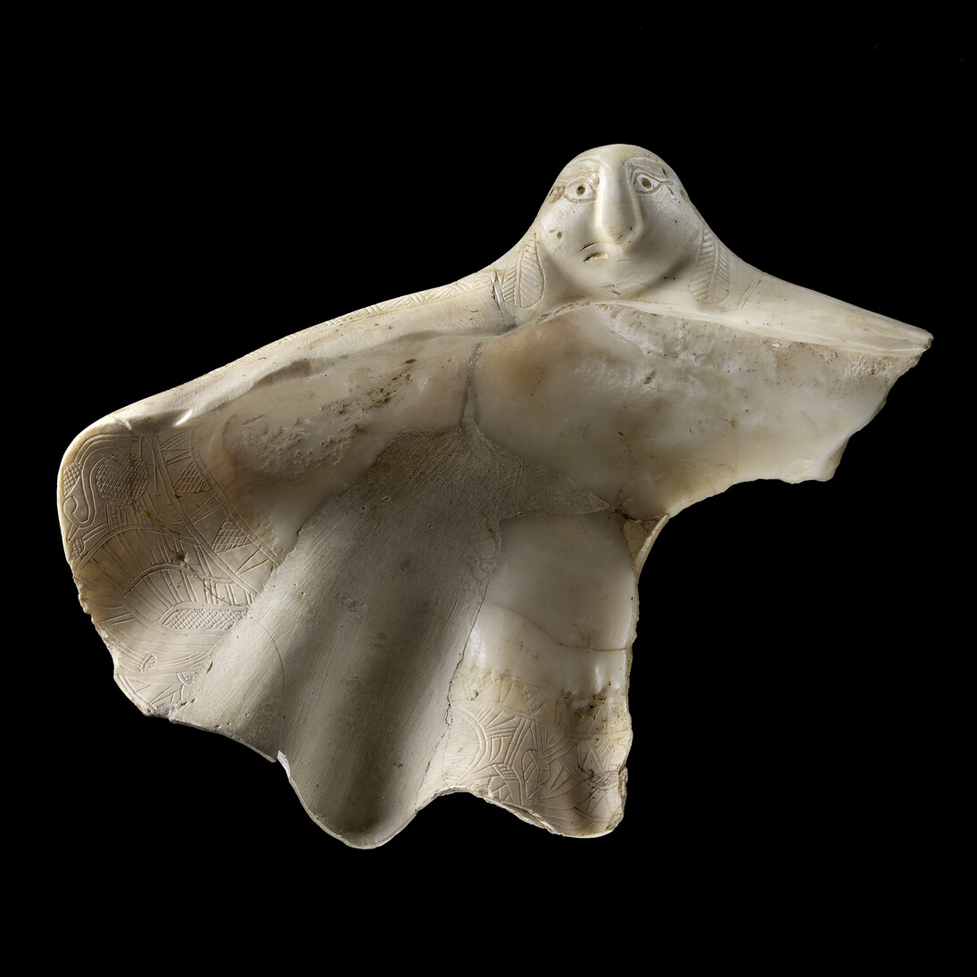 Coquillage à motifs gravés - Tridacna squamosa (mollusque bivalve vivant dans la mer Rouge)
l. 21 cm, Découverte : Lindos, acropole, « grand dépôt d’ex-voto » Vers 650 – 600-575 av. J.-C. Acquis en 1942, don de la Fondation Carlsberg © Copenhague, Musée national du Danemark