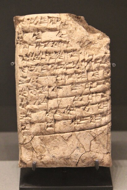 Lettera di Hammurabi a Shamash-hazir. Lettera del re Hammurabi di Babilonia (1792-1750 a.C.) al funzionario Shamash-hazir, amministratore del dominio reale di Larsa, in cui gli si chiede di assegnare a una persona le terre della corona. Provenienza: Larsa
