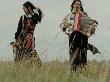 Ciganos. Partimos livres, em busca do autoconhecer, porque já não nos bastamos numa vida que perdeu o sentido. Então vamos Alice, disse a velha: Não permita engendrar-se na rede das ilusões humanas que aprisionam cabeça, mãos e coração. Há tanta vida aí dentro de você, e fora também! O fenômeno da mudança permanecerá imutável, dizia a velha cigana, quando vez ou outra voltava a encontrar com Ymã, a nômade, menina-mulher que Alice se tornara