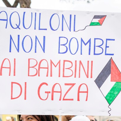 Le manifestazioni internazionali contro le operazioni militari israeliane a Gaza esprimono la richiesta di proteggere la popolazione civile e garantire il rispetto del diritto internazionale umanitario. La mobilitazione della società civile richiama i governi alla responsabilità di tradurre le dichiarazioni politiche in iniziative concrete