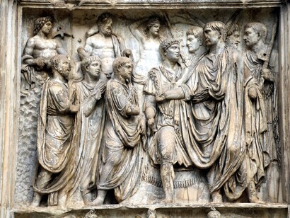 Nei secoli, l'arco è diventato un simbolo di Benevento, testimoniando la ricca storia della città e il suo ruolo centrale nelle comunicazioni e nei commerci dell'Impero Romano. Dettaglio dei rilievi: Deduzione delle colonie legionarie. Arco di Traiano, Benevento, Italia
