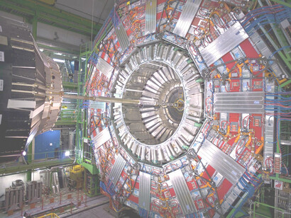 El colisionador tiene cuatro puntos de cruce, alrededor de los cuales se colocan siete detectores, cada uno diseñado para ciertos tipos de experimentos en investigación