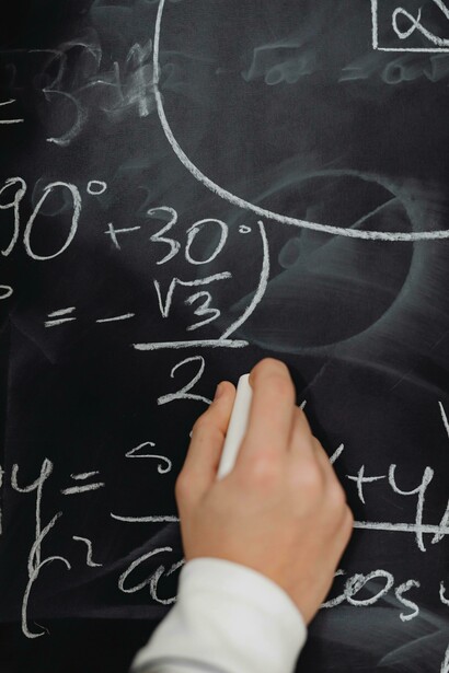 Numeri e simboli matematici su una lavagna: "... sia nella fisica che nel buddhismo che nel cristianesimo, ciò che sorregge la realtà è all’esterno di essa e da essa non è influenzato"