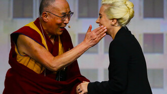 El dalái lama con Lady Gaga