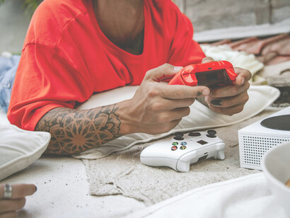 Una persona jugando con un mando