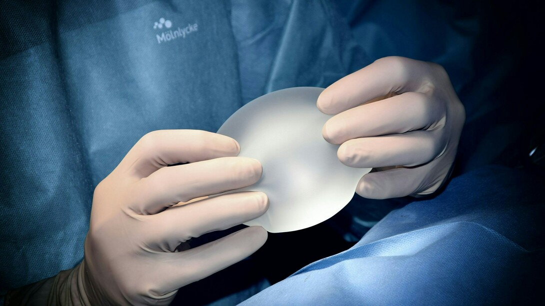 Cirurgião manipula prótese mamária. Em termos globais a cirurgia plástica mais realizada é o implante de silicone, seguida pela lipoaspiração. Sendo a segunda, líder no Brasil, representando um total de 15,5% das cirurgias realizadas em território nacional. De forma suscinta, um procedimento onde se realiza pequenas incisões no corpo afim de que cânulas (instrumento similar a agulhas) sejam inseridas para aspirar a gordura localizada