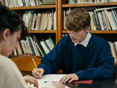Alumnos universitarios leyendo un libro
