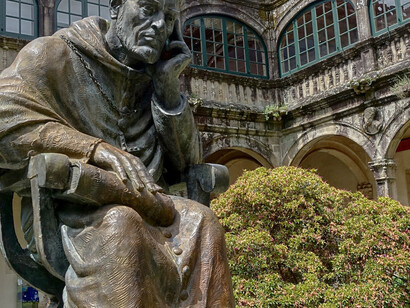 Estatua y claustro de Fonseca de la Universidad de Santiago
