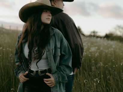 É ao redor da mesa que famílias se reúnem, amigos se encontram e histórias são contadas. A cozinha de Goiás, com seus ingredientes únicos e receitas passadas de geração em geração, traduz o jeito simples e acolhedor de viver no Centro-Oeste. Mais do que pratos, a culinária goiana é um reflexo de identidade, memória e estilo de vida