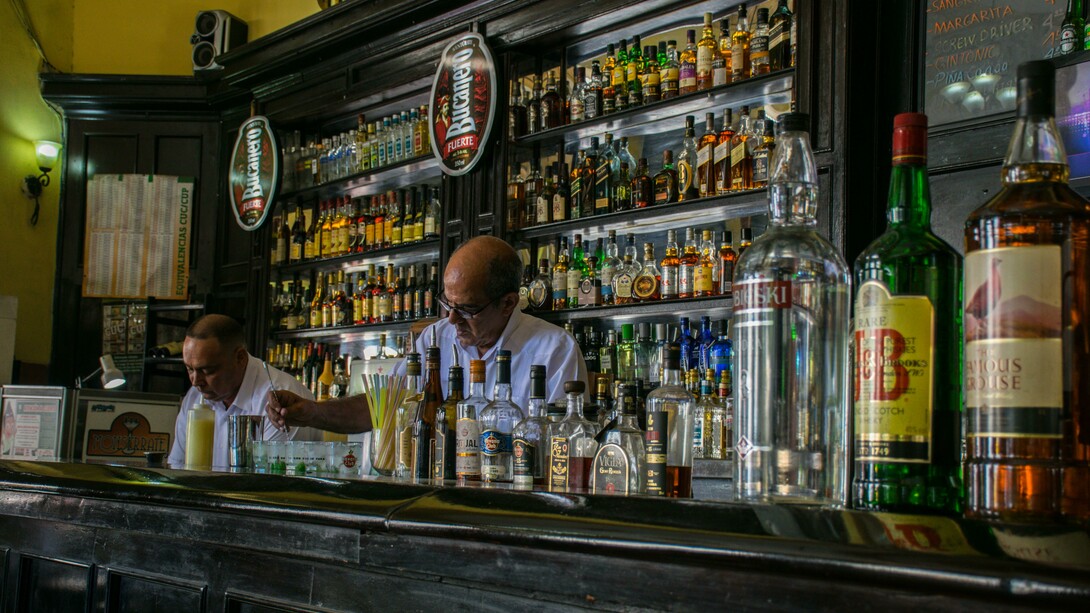 Euzébio frequentava bares sujos, do tipo que o dono não tem preocupação alguma com a estética visual, muito menos com a limpeza do local. Havia um, em específico, que ostentava um balcão dos anos 1980, como se as décadas nunca houvessem passado