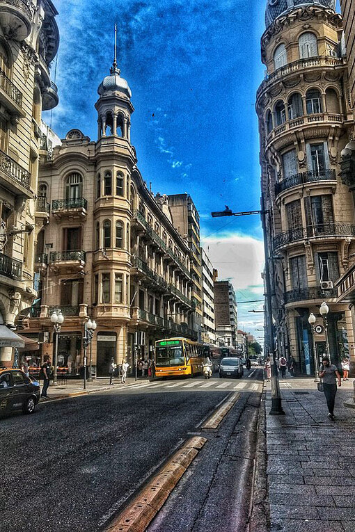 Calle Corrientes en la ciudad de Rosario, Argentina. Se aprecian los edificios La Agrícola y La Inmobiliaria