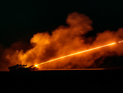 Tanque lanzando un misil