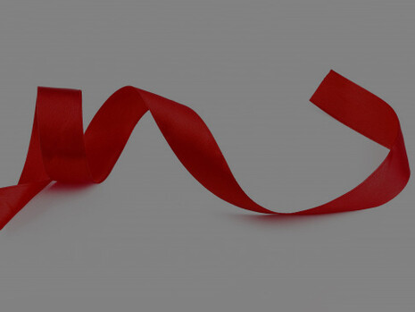 Ci si scopre “amore” dentro quel filo rosso lunghissimo e impossibile da tagliare 