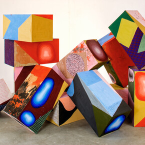 Philippe Richard, Mur, 2014, acrylique sur bois, 10 parallélépipèdes + 2 cubes, dimensions variables, Crédit photo Marc Plantec