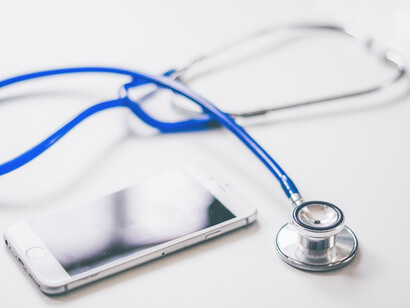 I dispositivi indossabili o smartphone, utilizzabili dal paziente permettono di controllare parametri biologici fondamentali come la frequenza cardiaca, la saturazione di ossigeno, l’attività elettrica cardiaca, la pressione arteriosa, il peso corporeo, l’attività respiratoria, la glicemia