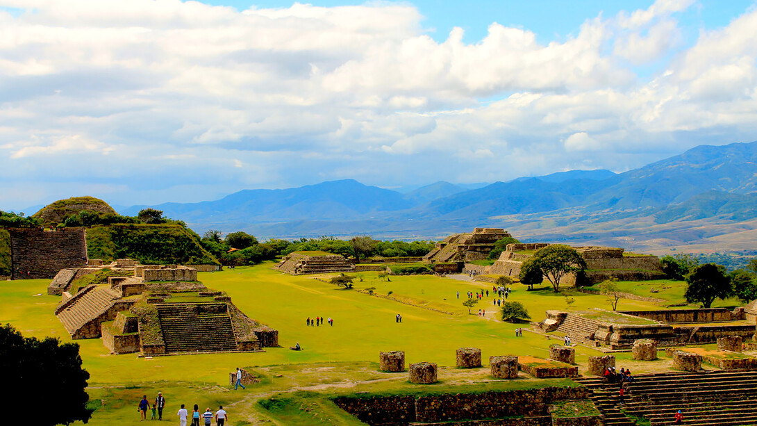 Panorámica de la Gran Plaza de Monte Albán
