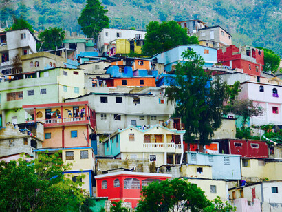 Port-au-Prince,Haïti, capitale animée : une ville où les paysages urbains rencontrent les réalités socio-économiques complexes, mais aussi une culture vibrante et pleine de vie