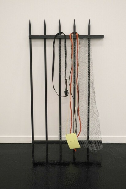 Sergio Verastegui, Tout était là depuis toujours, 2014, fer forgé, cordes, carton, grillage en fer, 64 x 121 x 35 cm, pièce unique, Cortex Athletico, N° Inv. SV/14/057