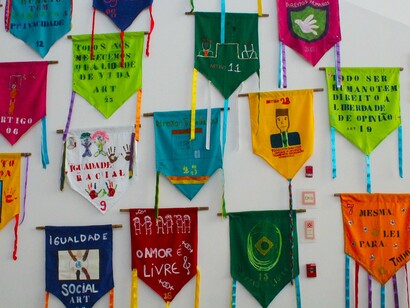 Exposição temporária no Museu do Amanhã, "Estandartes dos Direitos Humanos". Rio de Janeiro, Brasil, 2018. Direitos humanos “Todos para Todos” é o mais fino combate à exclusão que hoje podemos fazer