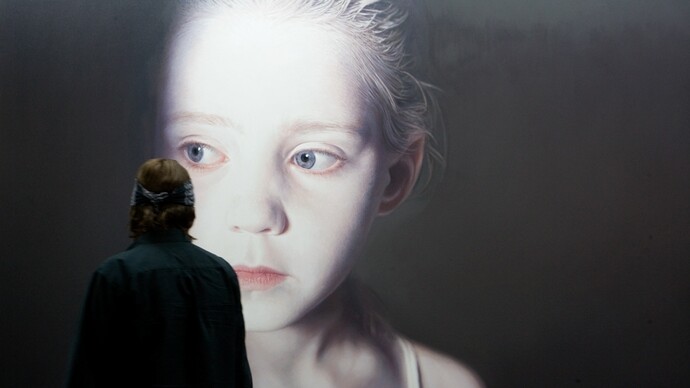 Gottfried Helnwein mentre lavora al "The Murmur of the Innocents 1" (Il mormorio degli innocenti), olio e tempera su tela, 2009