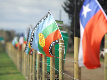 Detrás de la bandera chilena se encuentra la bandera mapuche, pueblo originario del territorio chilena
