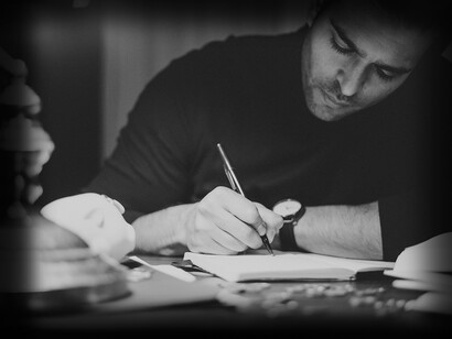 Homem fazendo anotações em caderno no escritório escuro