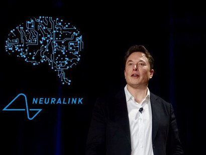 Nel laboratorio “Neuralink” di Elon Musk venivano effettuate prove chiamate “la forza del pensiero”, in cui più di mille elettrodi rilevavano le attività neurali del macaco di fronte a uno schermo su cui una pallina da ping pong rimbalzava da una sponda all’altra e che doveva essere respinta con il pensiero da due palette mobili poste ai lati dello schermo 