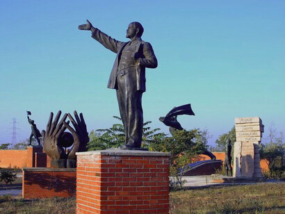 Después de la caída del régimen comunista en Hungría en 1989, muchas de las estatuas y monumentos comunistas fueron retirados de inmediato. Estos formaron la base de la colección actual del parque