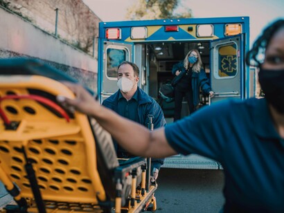 Equipe de resgate. Acrescenta-se a estes factores preocupantes a aparição de novos médicos recém-formados com graves lacunas de conhecimento e ética, o que preocupa a sociedade como um todo, e sobretudo os idosos que negam de ir ao hospital quando estão enfermos, com a alegação de terem medo de morrer nas mãos destes aprendizes de médico