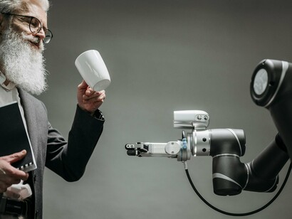 Trabalhadores de setores operacionais, administrativos ou com baixa escolarização enfrentam um risco maior de substituição direta, com menos oportunidades de transição. Esse descompasso aprofunda desigualdades sociais e econômicas já existentes, exigindo políticas públicas atentas à inclusão digital, à capacitação contínua e à proteção de grupos mais vulneráveis no processo de transformação tecnológica