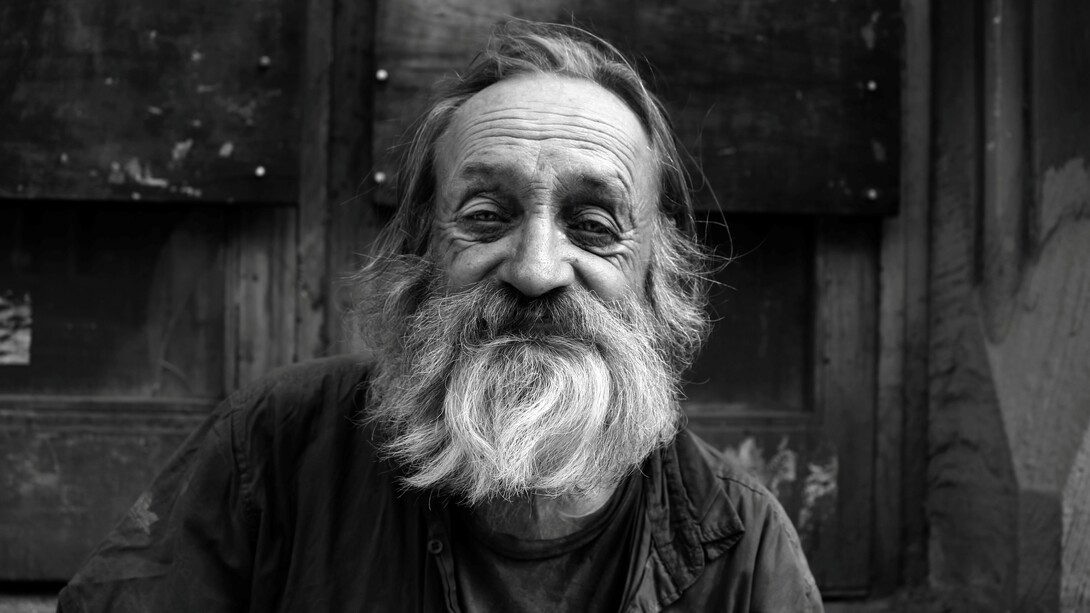 Knulp mi osservò a lungo. Erano passati anni dall’ultima volta che lo aveva fatto con qualcuno. Gli occhi non avevano più colore. Erano scuri come il pietrisco dell’asfalto