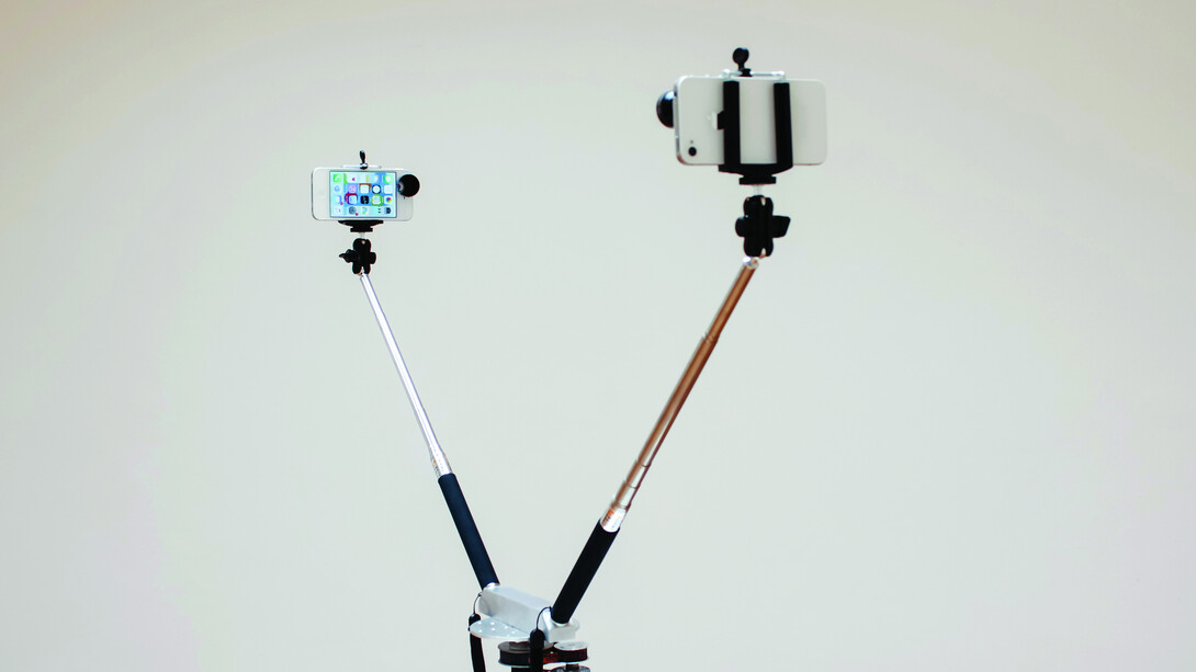 Adam Basanta
A Truly Magical Moment, 2016
Interactive kinetic sculpture 
2 iPhones 4S, selfie sticks, aluminum, electronics, bluetooth chips, FaceTime video chat software
1m x 1m x 1m