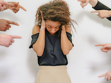 Hoy no solo actuamos, también somos observados, registrados y juzgados en tiempo real