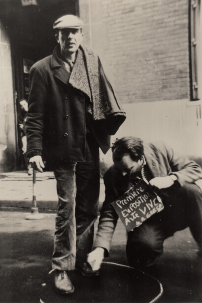 Alberto Greco con Alberto Heredia durante la Première exposition arte vivo de A. Greco en París 1962