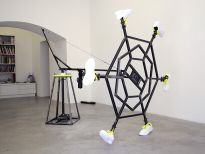 Mouvement vers une sémantique de Fils2pute (D’Après Adidas Lab)
(Movement towards Son of a Bitch semantics (From Adidas Lab)), 2015
Brushed metal, varnish, ball bearings, windscreen wipers, power supply 12V 20 AMP 6MM cables, turnbuckles, springs,
sneakers, 350x350x200 cm