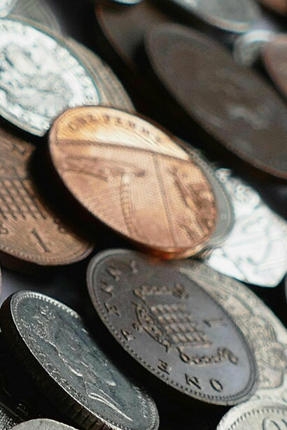 El punto en común entre el pensamiento de estos dos autores está en el reconocimiento de los efectos negativos de la devaluación y la manipulación de la moneda