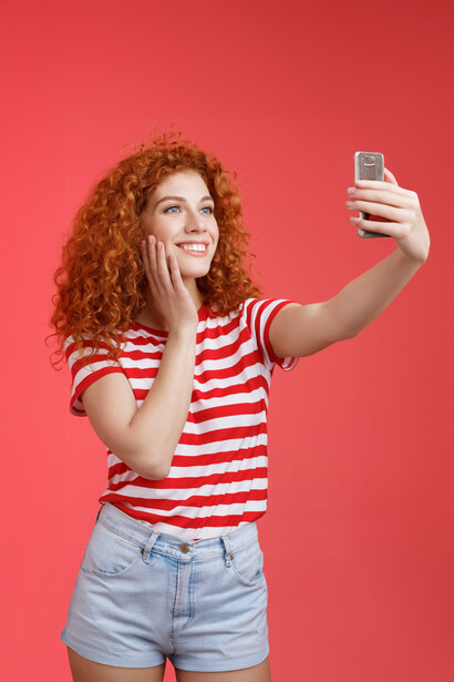 Selfie para redes sociais. Marcas de moda muitas vezes se unem a influenciadores para promover novos produtos e coleções, utilizando a confiança e credibilidade que eles possuem com seu público