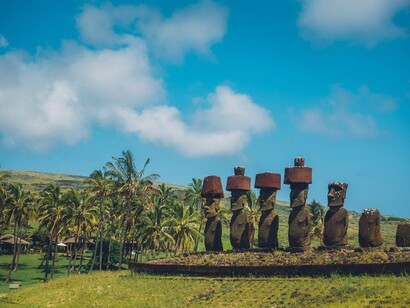 Rapa Nui, Cile. Alcuni studiosi suggeriscono che le statue rappresentino gli antenati dell'isola, mentre altri credono che rappresentino i capi tribù