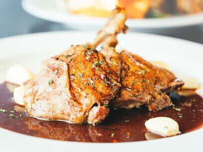 Un classique revisité à chaque table. Le coq au vin, où chaque ingrédient se fond dans une harmonie parfaite pour éveiller les papilles