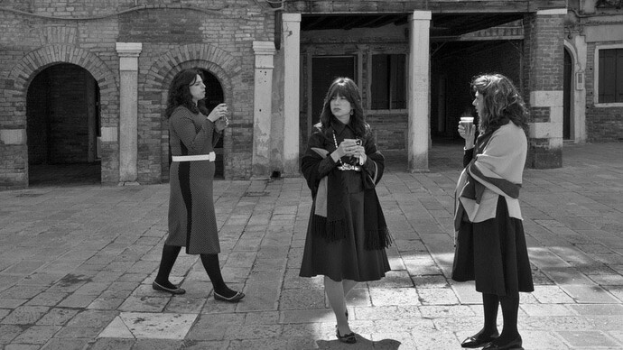 Ferdinando Scianna, Signore vestite a festa per Shabbat © Ferdinando Scianna / Magnum Photos. Courtesy of Casa dei Tre Oci 