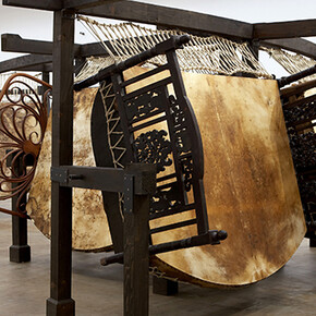 Chen Zhen
Jue Chang, Dancing Body – Drumming Mind (The Last Song), 2000 Installation view, Kunsthalle Wien, Vienna, 2007
© Kunsthalle Wien, 2007
Collection Pinault
Courtesy Galleria Continua, San Gimignano / Beijing / Les Moulins / Habana © ADAGP, Paris
Photo: Daniel Moulinet