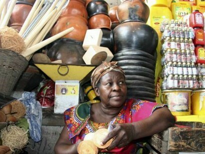 Elizabeth K. offers food items and housewares © Susana Hayward