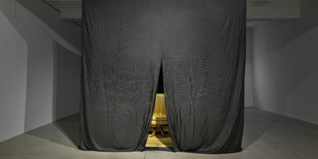Marcel Broodthaers and James Lee Byars. Courtesy of Marian Goodman Gallery