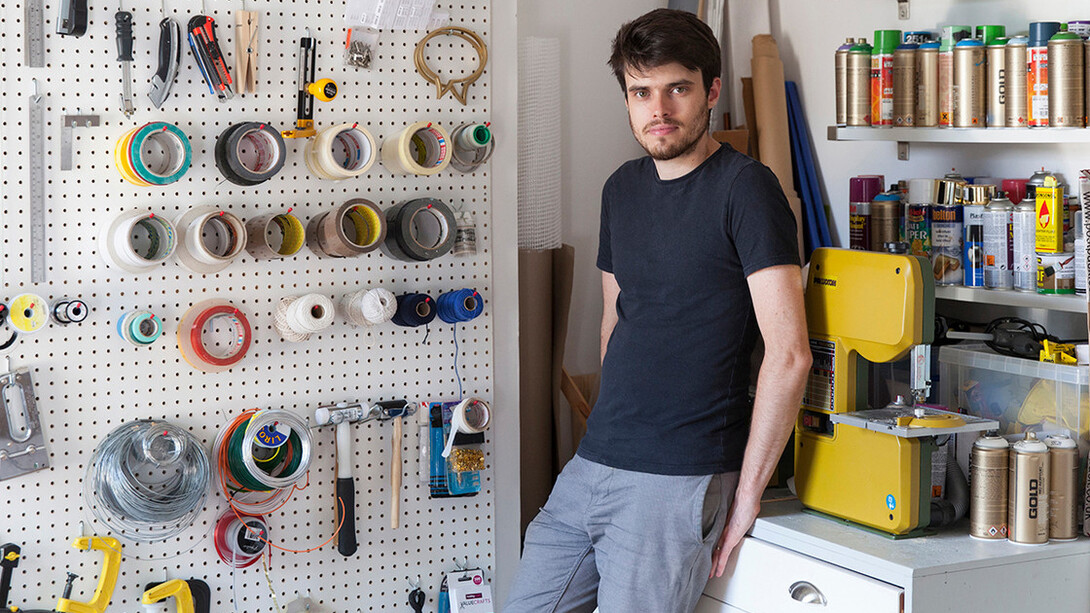 O designer e ilustrador Kyle Bean transforma materiais inusitados como papel, cascas de ovo e raspas de lápis em obras de arte que encantam pela precisão e pela criatividade. Suas peças exploram conceitos inteligentes e mensagens profundas