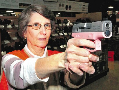 Mujer mayor empuña una pistola